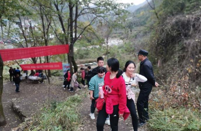 鑫安安防志愿者登山中